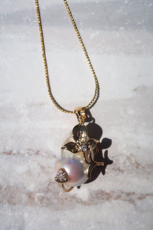 Elegant Gold Pearl Pendant Necklace