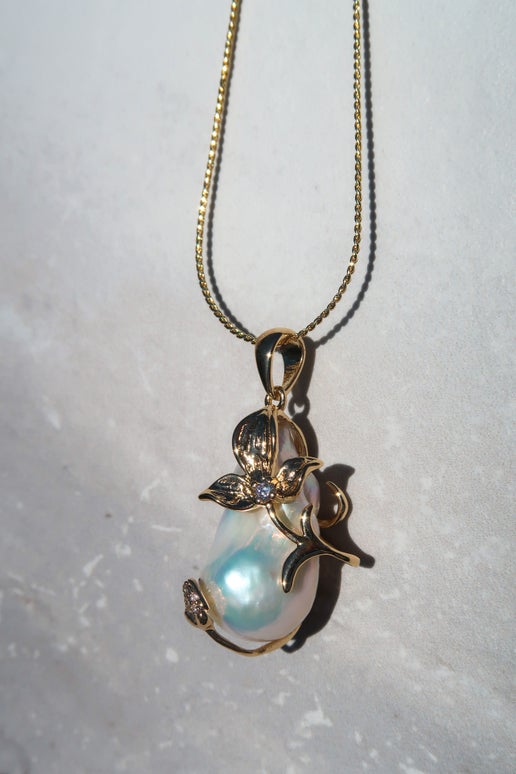 White Pearl Flower Pendant Necklace