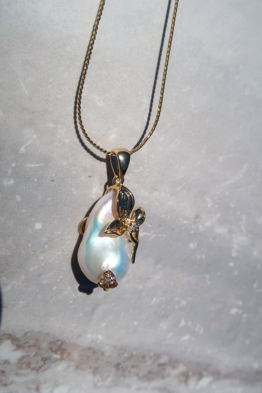 White Pearl Flower Pendant Necklace