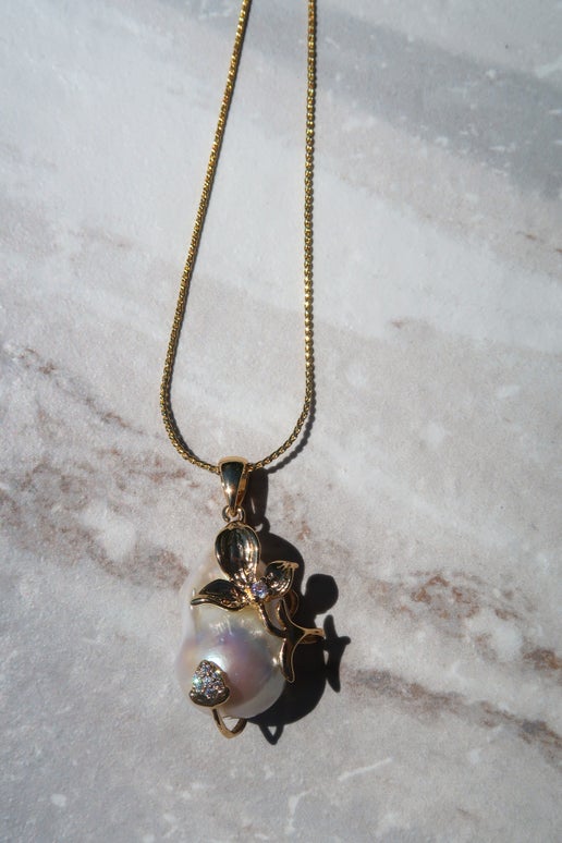 Elegant Gold Pearl Pendant Necklace