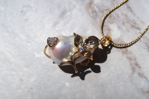 Elegant Gold Pearl Pendant Necklace