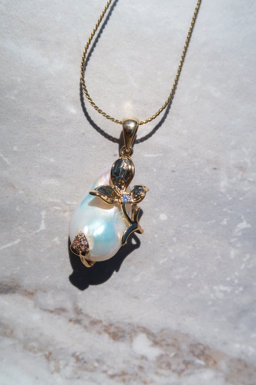 White Pearl Flower Pendant Necklace