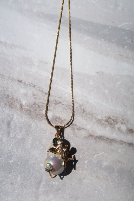 Elegant Gold Pearl Pendant Necklace