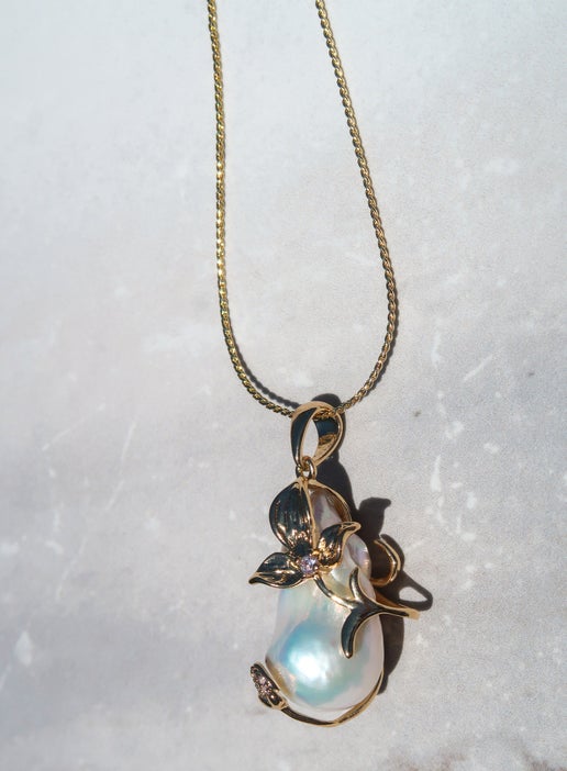 White Pearl Flower Pendant Necklace