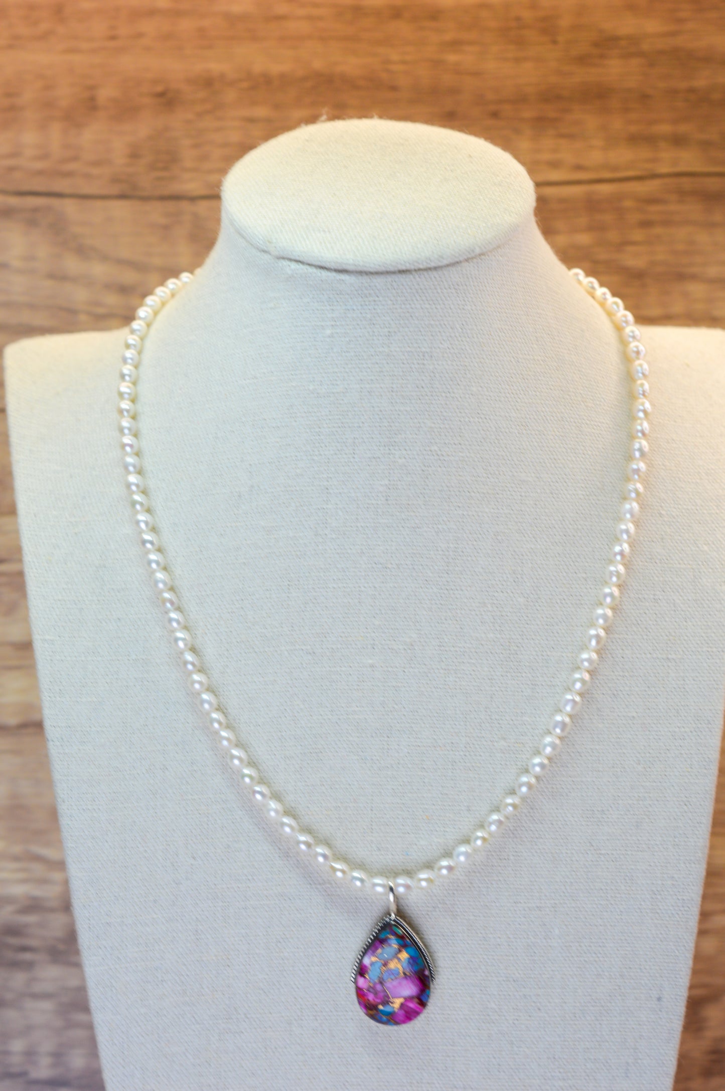 Spiny Oyster Pendant & Pearl Necklace 17-19"