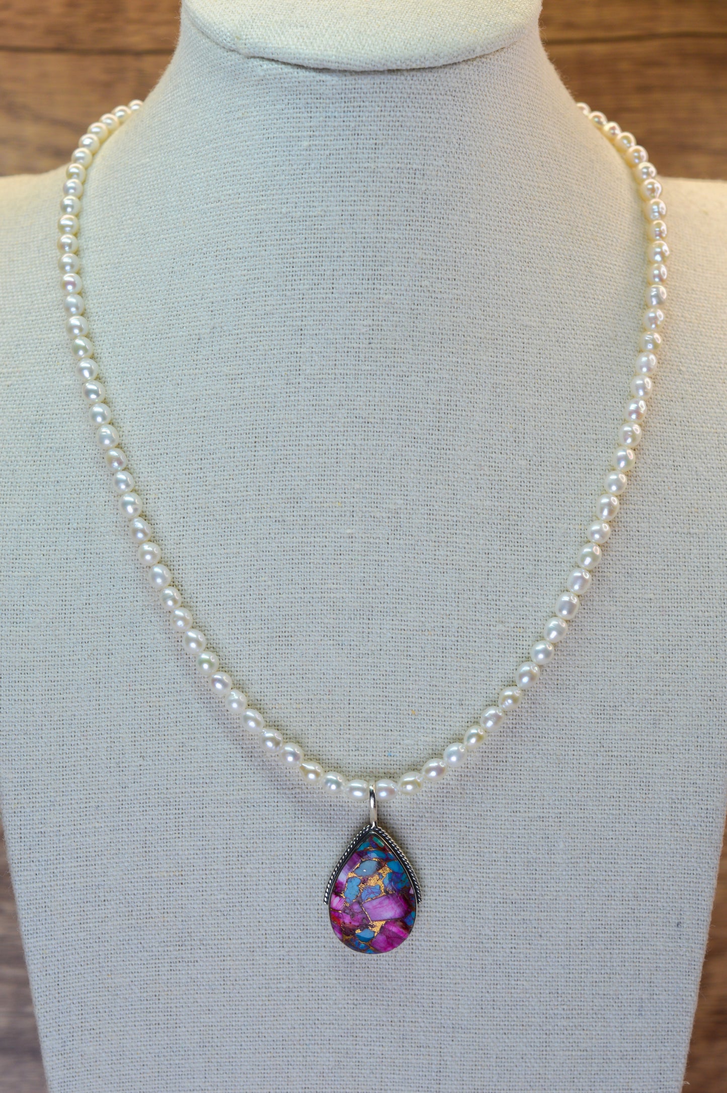 Spiny Oyster Pendant & Pearl Necklace 17-19"
