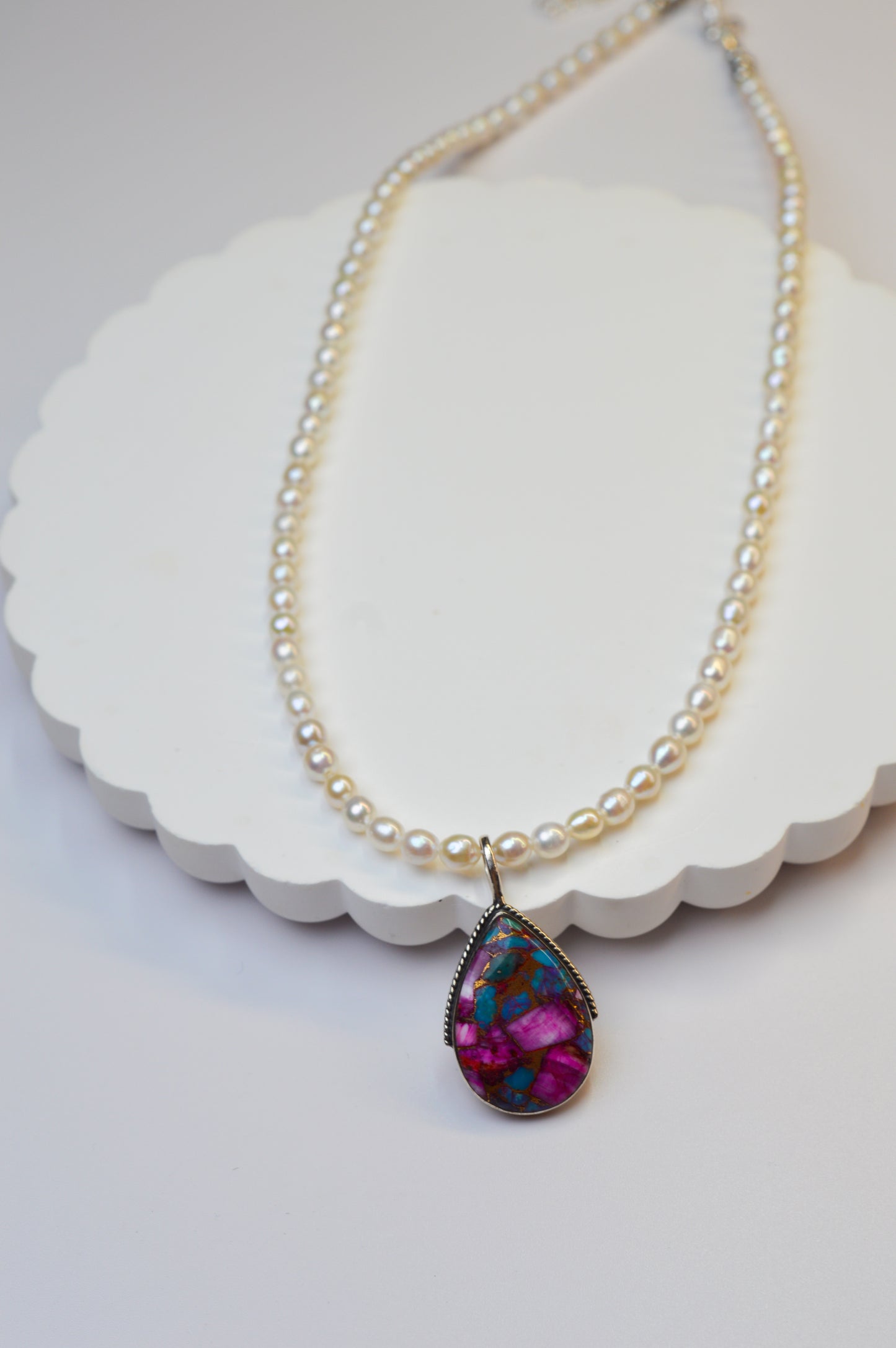 Spiny Oyster Pendant & Pearl Necklace 17-19"