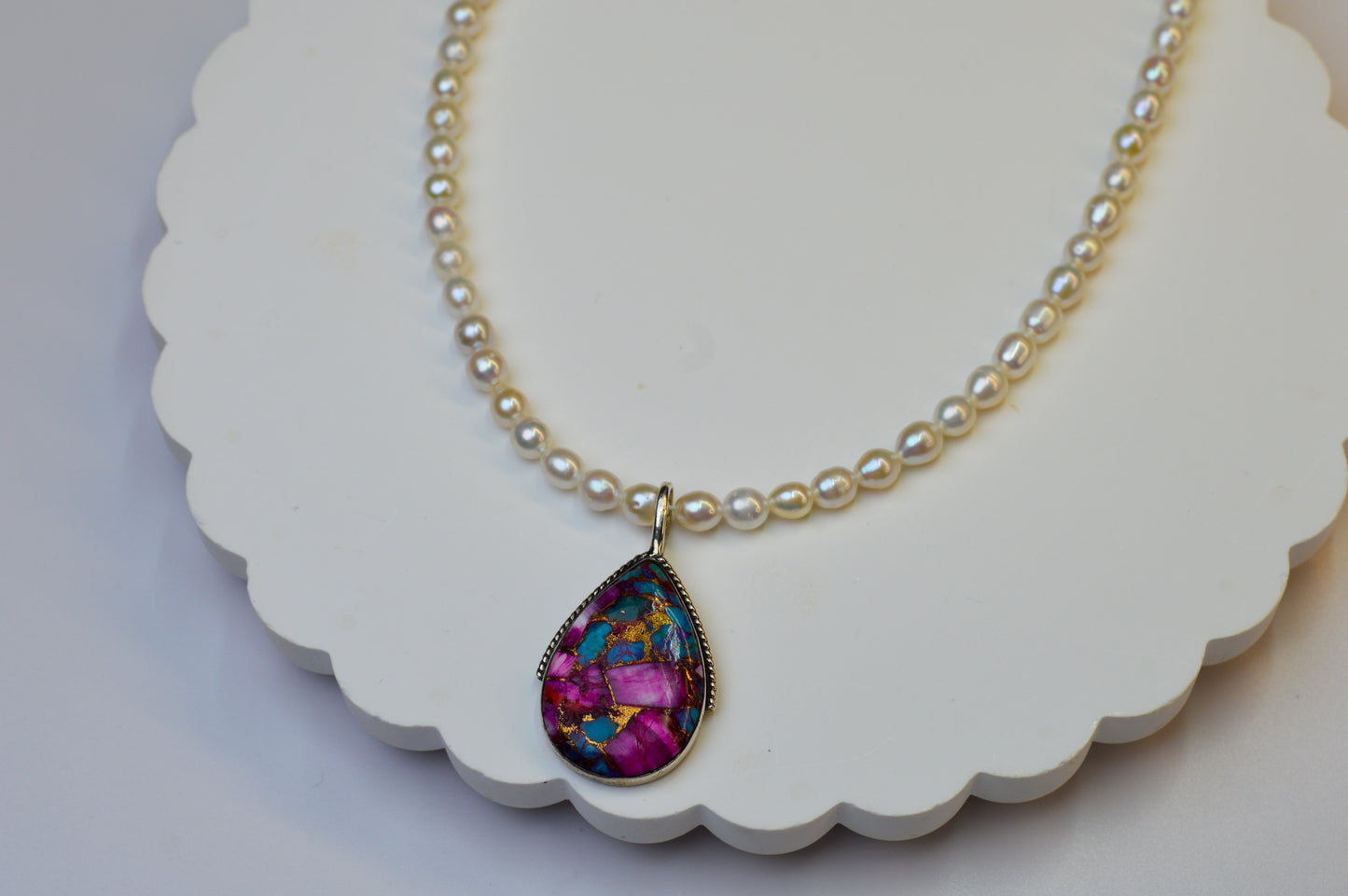 Spiny Oyster Pendant & Pearl Necklace 17-19"