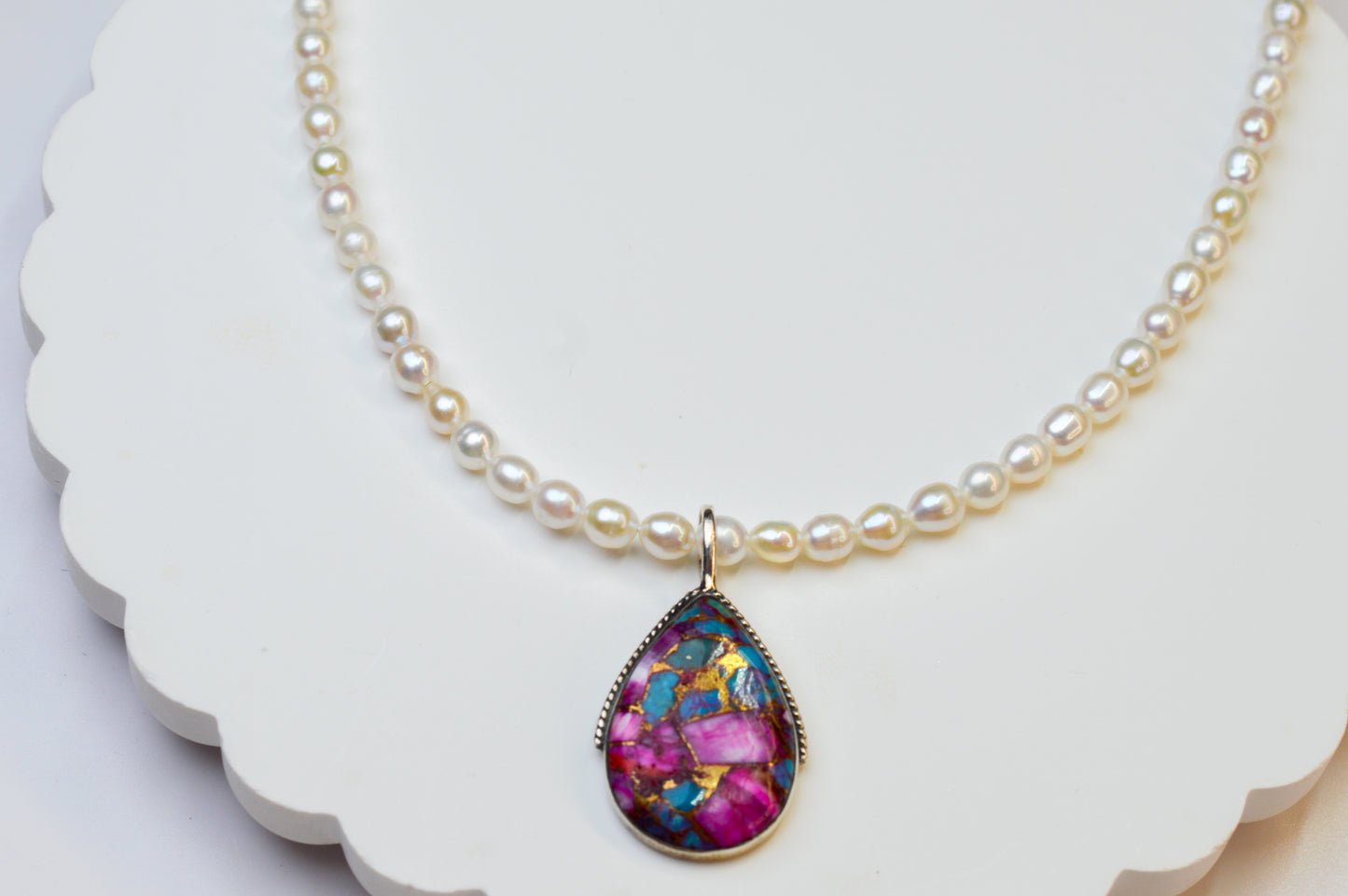Spiny Oyster Pendant & Pearl Necklace 17-19"