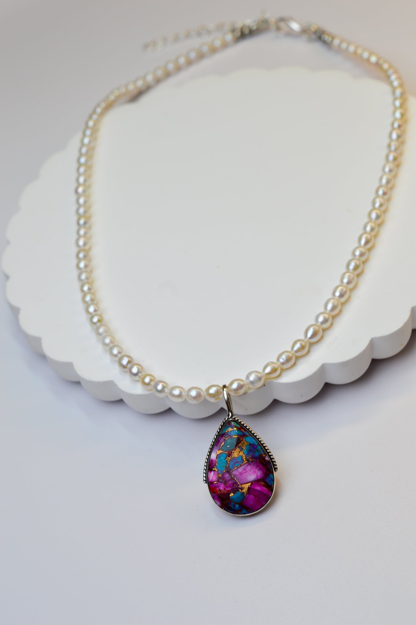 Spiny Oyster Pendant & Pearl Necklace 17-19"