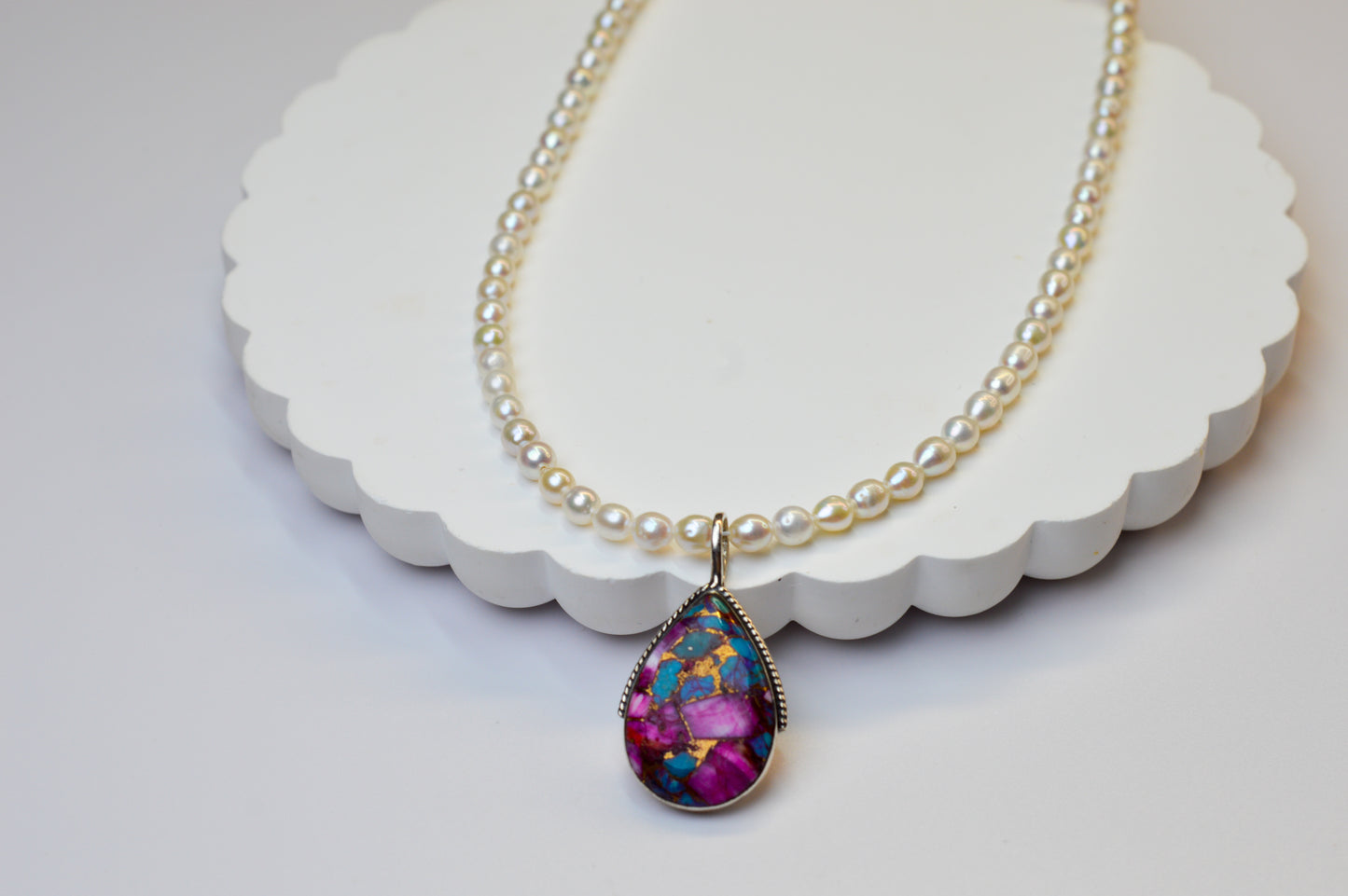 Spiny Oyster Pendant & Pearl Necklace 17-19"