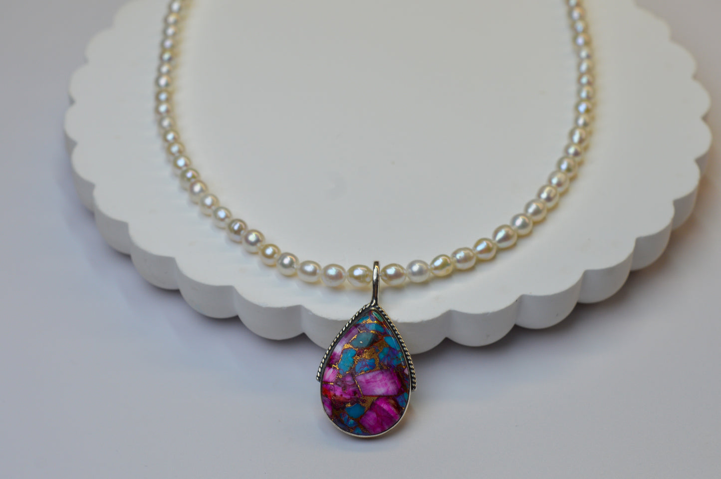 Spiny Oyster Pendant & Pearl Necklace 17-19"
