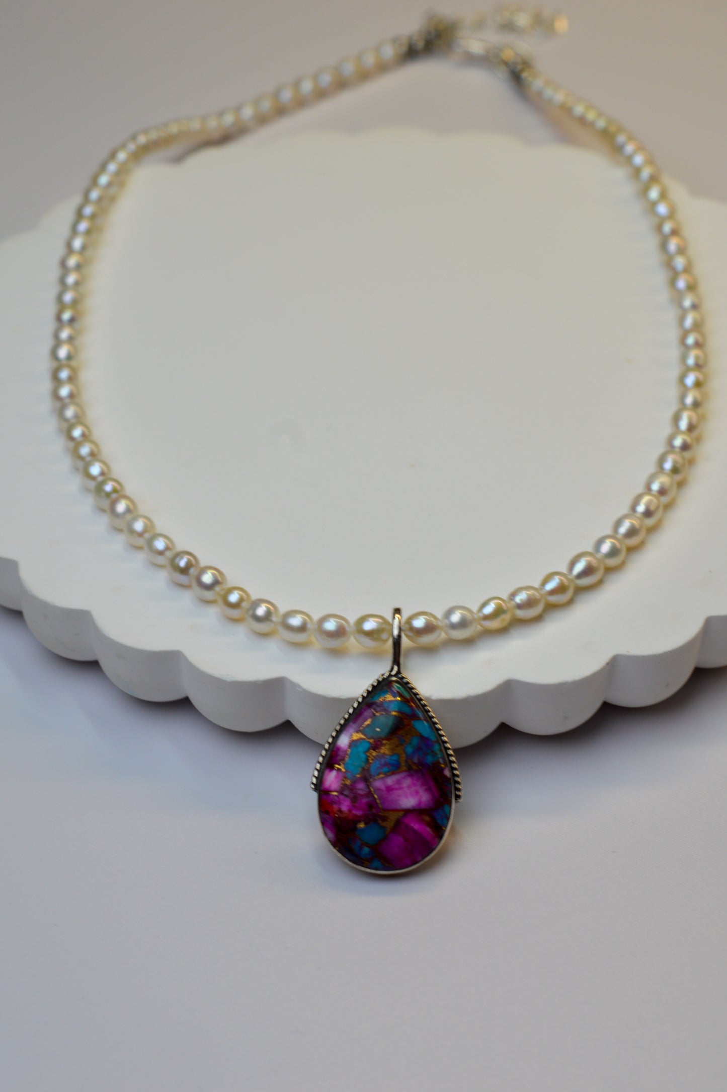Spiny Oyster Pendant & Pearl Necklace 17-19"